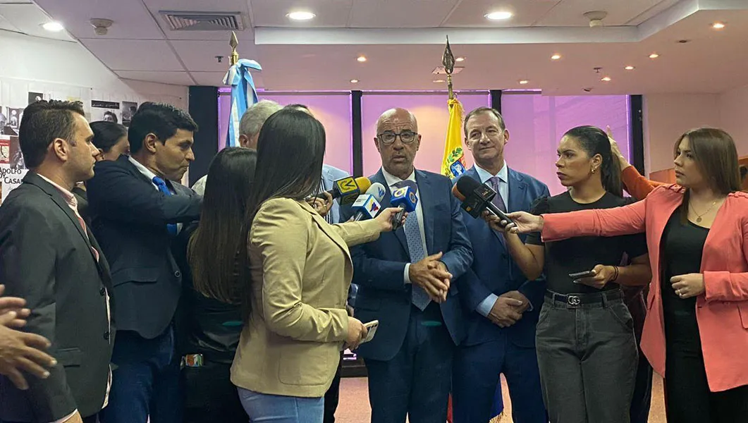 El embajador de Argentina en Venezuela, Oscar Laborde, declaraciones a los medios de comunicación social.  Foto Ysanami Márquez