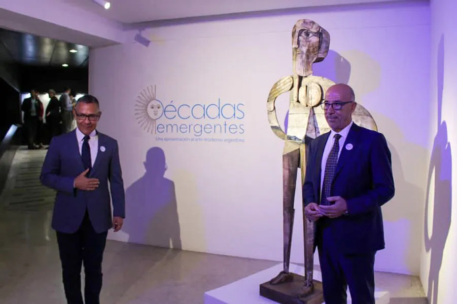 Ernesto Villegas, ministro del Poder Popular  para la Cultura  de Venezuela, y el embajador de la República Argentina, Oscar Laborde, al momento de inaugurar la exposición
