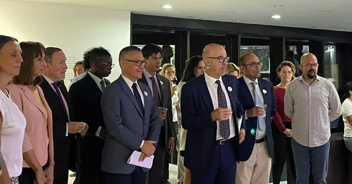 El Ministro de Cultura, Ernesto Villegas, Oscar Laborde, embajador de Argentina_ Librado Orozco, embajador de Perú_ Franklin Perozo, curador de la muestra_  y el encargado de negocios de Chile, Miguel Meneses