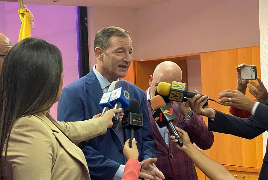Patricio Passet, presidente de la Asociación de Productores Argentinos en Venezuela, declaraciones a los medios de comunicación social.  Foto de Ysanami Márquez