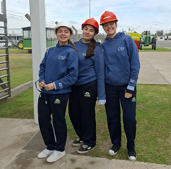 ALUMNOS EN CHARLA SOBRE INGENIERIA EN JOHN DEERE