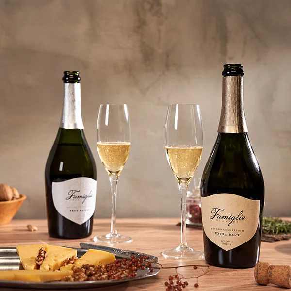 Brindis elegante con burbujas y quesos