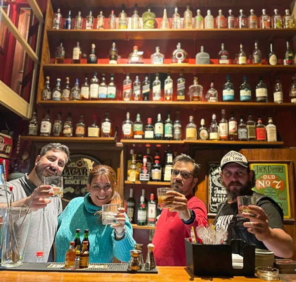 Los venezolanos Daniel González, María Alejandra Quintana y Alejandro Figueiras junto al maestro mezclador, el argentino Nicolás Del Zotto