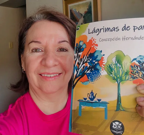 Les Quintero, directora de la Editorial Lector Cómplice muestra la edición venezolana de Lágrimas de Pan, de la española Concepción Hernández