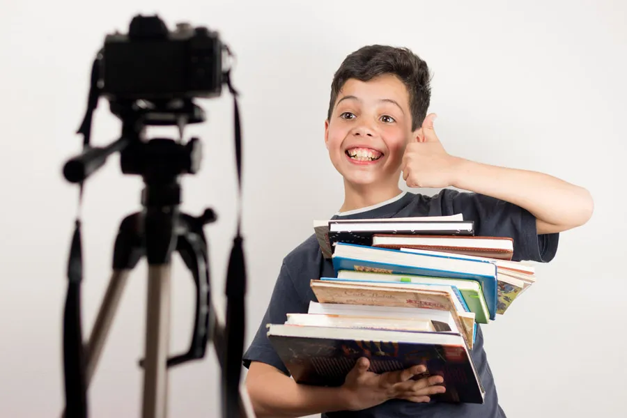 medium-shot-blogger-holding-books