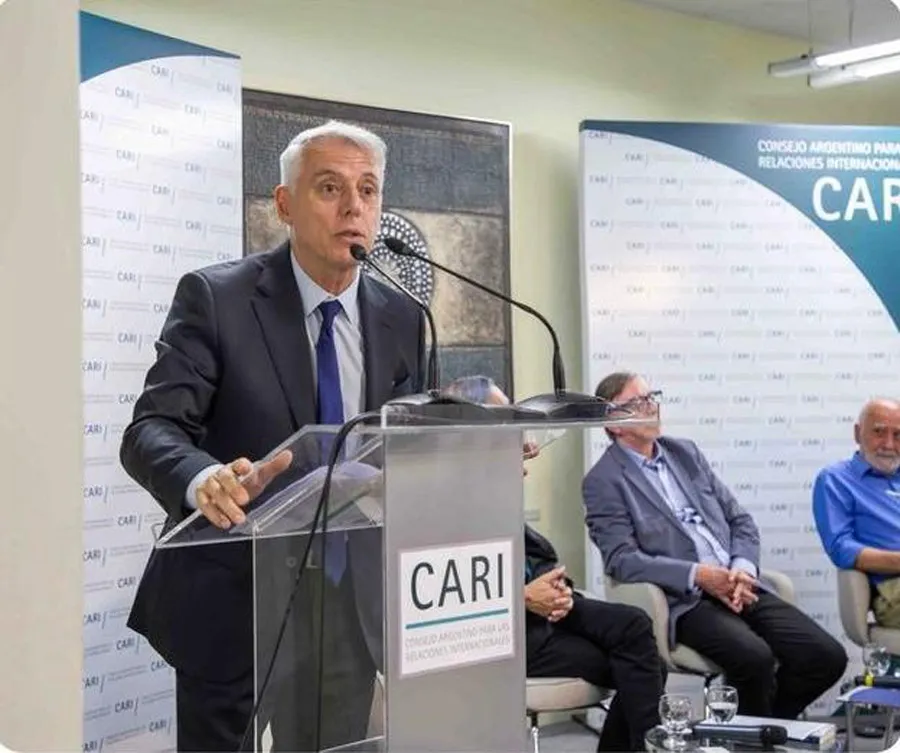 Eduardo Porretti presenta Fuerzas Ficticias