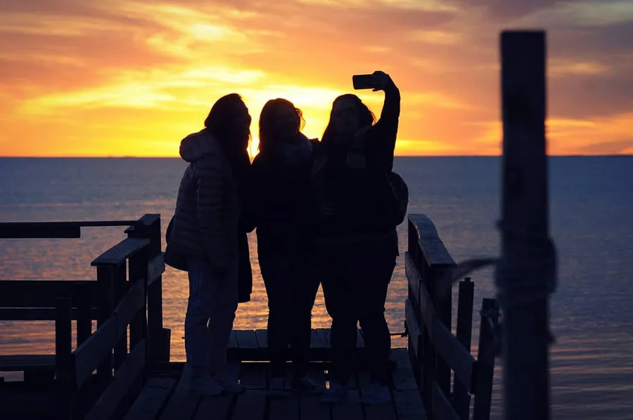 Infaltable selfie de los turistas en los atardeceres de Miramar de Ansenuza - Mar Chiquita - Cor
