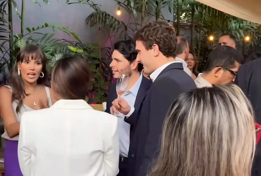 Alexis Borjas, de Infinitum Wines_ Valeria Fernández.  De espaldas, Adriana Núñez Rabascall