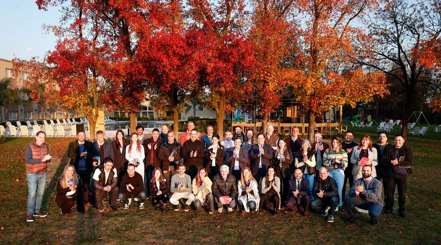 LIDERES DI ZARATE 2025 - FOTO GRUPAL EN EXTERIOR2 