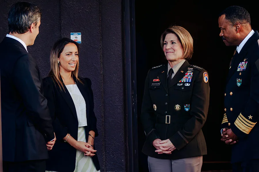 santiago ribisich, paula gonzalez y autoridades de defensa de EEUU