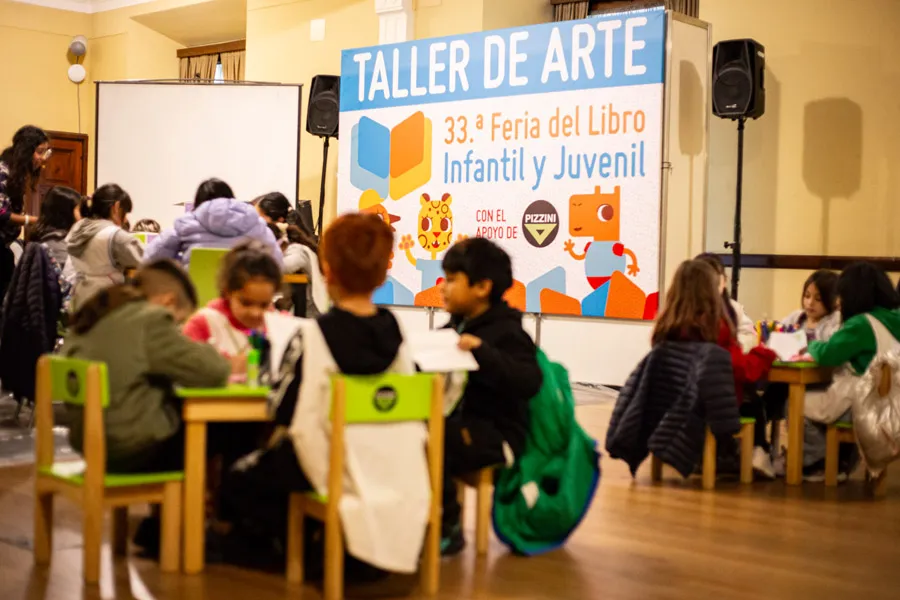 Taller de Arte a cargo de Giuliana Dellapittima (Asociación de Dibujantes Argentinos) en la 33° Feria del Libro Infantil y Juvenil. Foto Sebastian Motta (5)