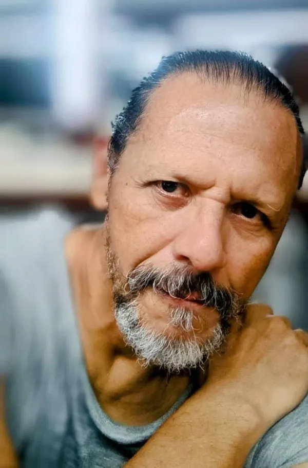 Leonardo Isea director de Oscuro, de noche e intérprete del personaje Cuatriboliao.  Foto de Ángel Marín