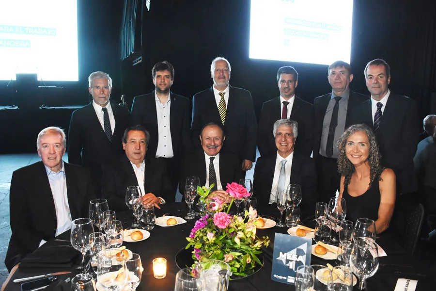 Gustavo Badosa junto a integrantes del consejo y ex presidentes