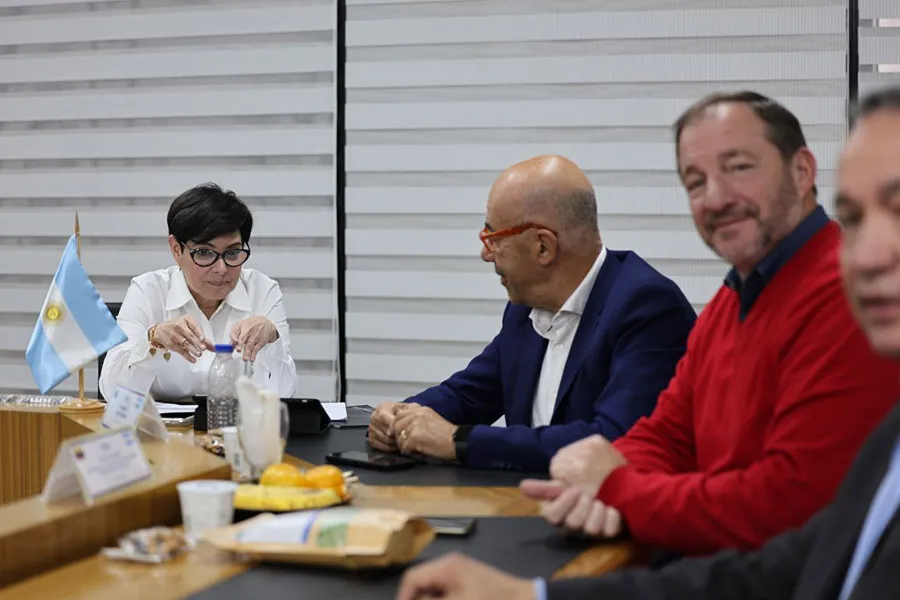 La ministra de Ciencia y Tecnología de Venezuela, Gabriela Jiménez Ramírez y los directivos de la Asociación de Productores Argentinos en Venezuela, Oscar Laborde y Patricio Passet Foto cortesía APAV