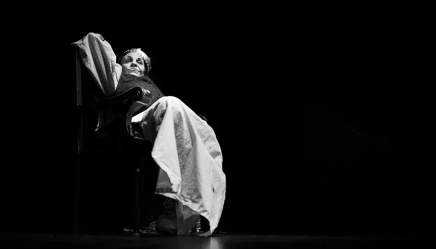 Valeria-Cohen-en-La-senora-Macbeth-de-Griselda-Gambaro.-Teatro-Azul-Corrientes-840x560