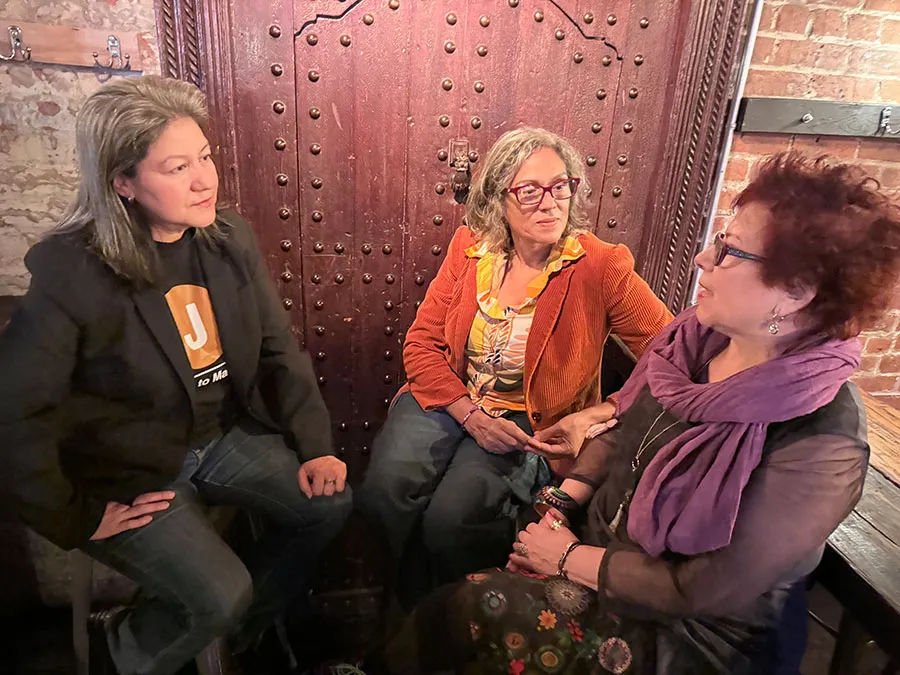 De izquierda a derecha Juana Ramos, la periodista Zaida Corniel y Margarita Drago