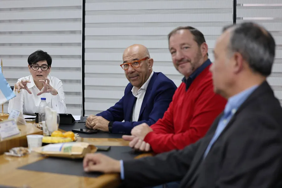 La ministra de Ciencia y Tecnología de Venezuela, Gabriela Jiménez Ramírez y los directivos de la Asociación de Productores Argentinos en Venezuela, Oscar Laborde y Patricio Passet_ y Alejandro Karlen Foto cortesía