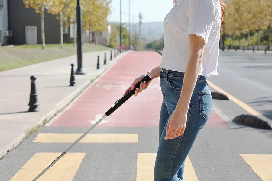 a_woman_holding_wewalk_on_the_street