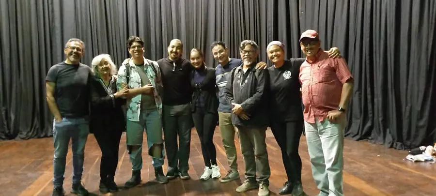 Elenco de Oscuro, de noche.  Foto Ángel Marín