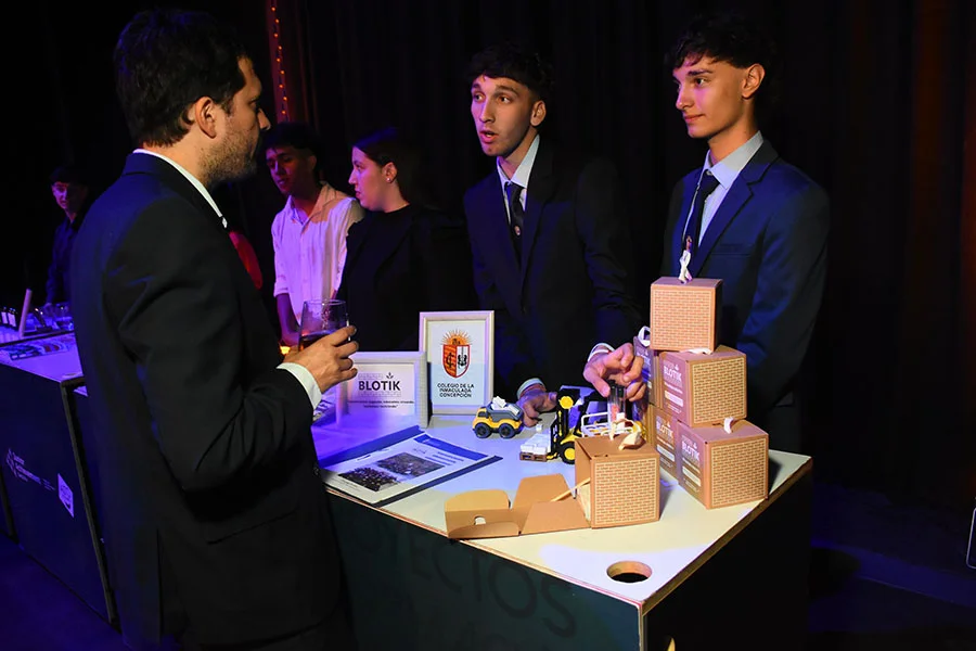 Alumnos del programa Aprender a emprender mostrando sus proyectos (4)