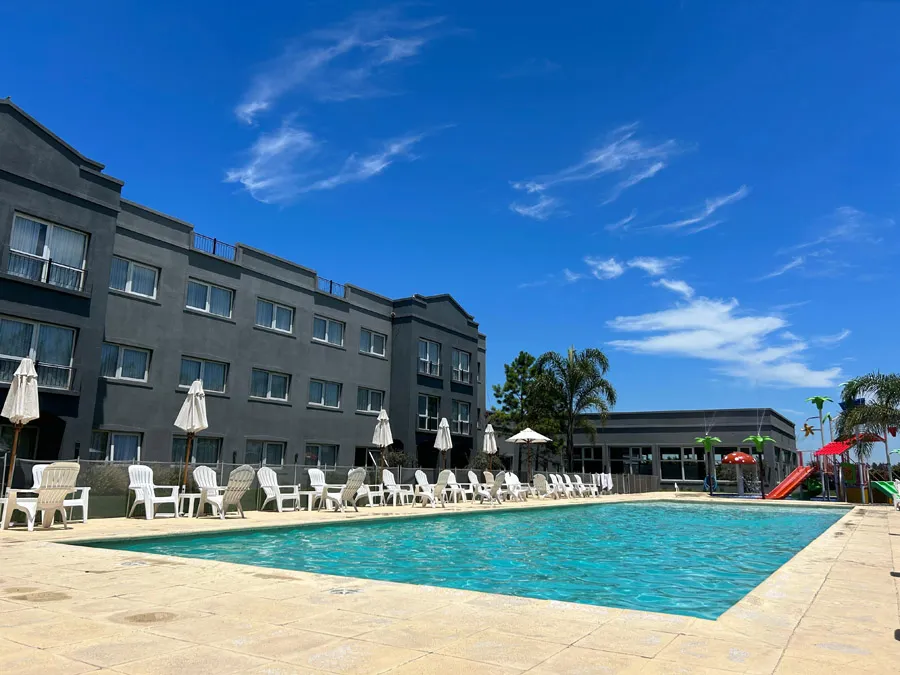 HJ Funes_hotel y piscina externa