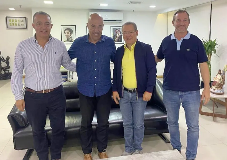 De izqda a derecha, el empresario Alejandro Karlen_ Oscar Laborde, directivo de APAV_ el ministro de Agricultura y Tierras de Venezuela, Julio León Heredia, y Patricio  Passet, presidente de  APAV. Foto cortesía de