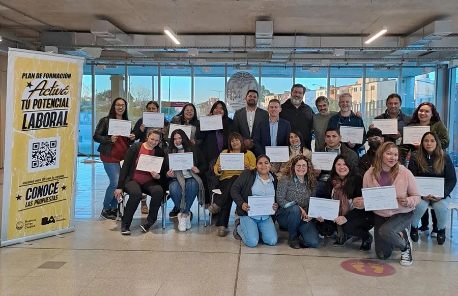 GESTIONES SOLIDARIAS - grupo operarios recibiendo aprobacion cursos Escuela de Valores y Empleos2
