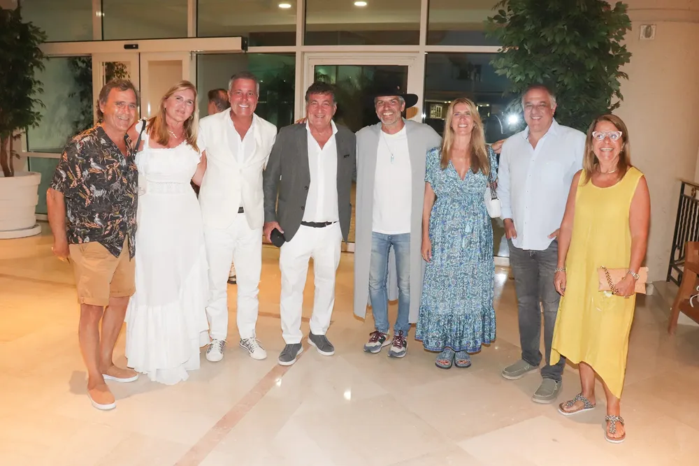 Memo Mc Rouillon, Alejandra y Adrian Raguza, Gustavo Mascardi, Pato Gimenez, Florencia Renzi, Juan Felix Rosetti y Pippa Mc Rouillon