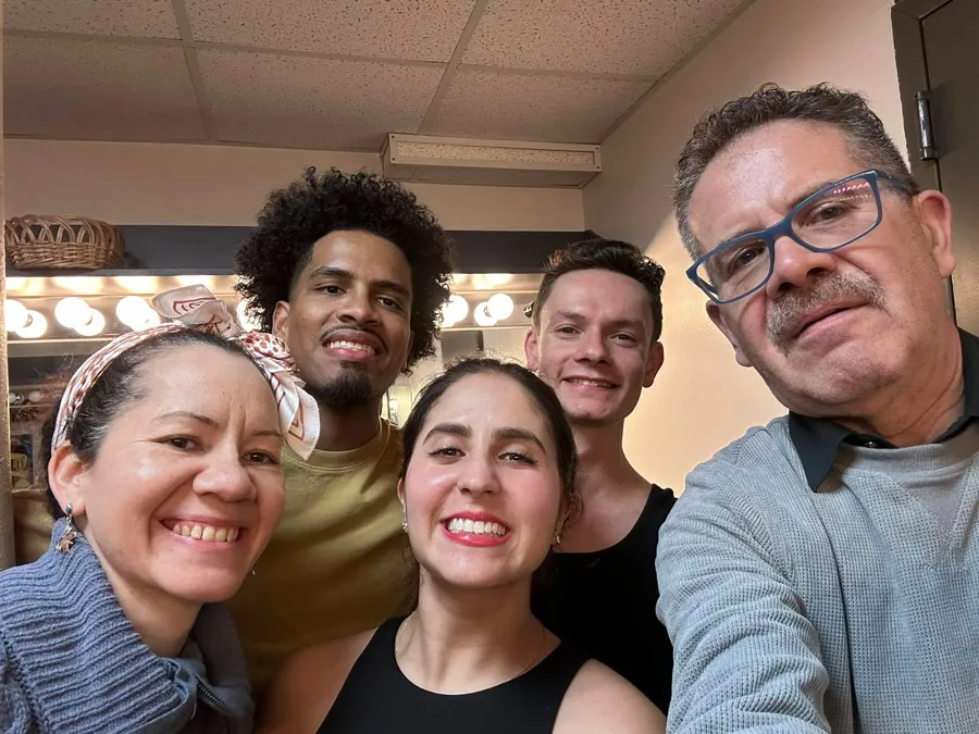 Pablo García Gámez junto al elenco de Happy Times, Diana Chery Ramírez directora_ Thalía Romina, Wilson Hernández y Anthony Cedeño