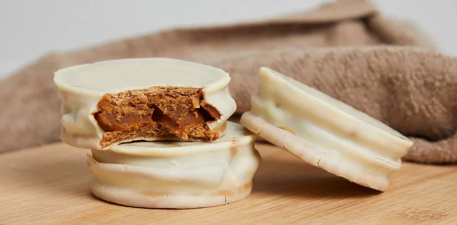 vista-cercana-delicioso-arreglo-alfajores_min