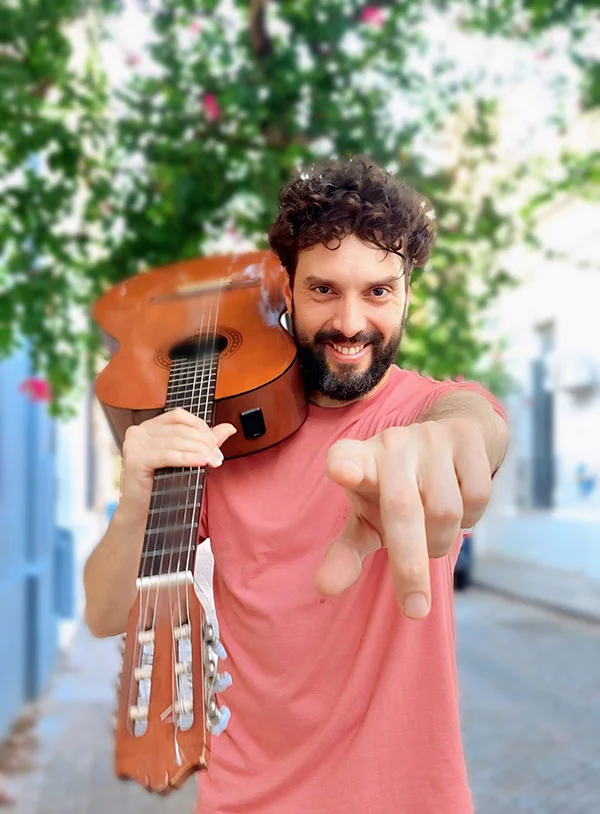 Edgardo Machain con guitarra 300 ppp (1)